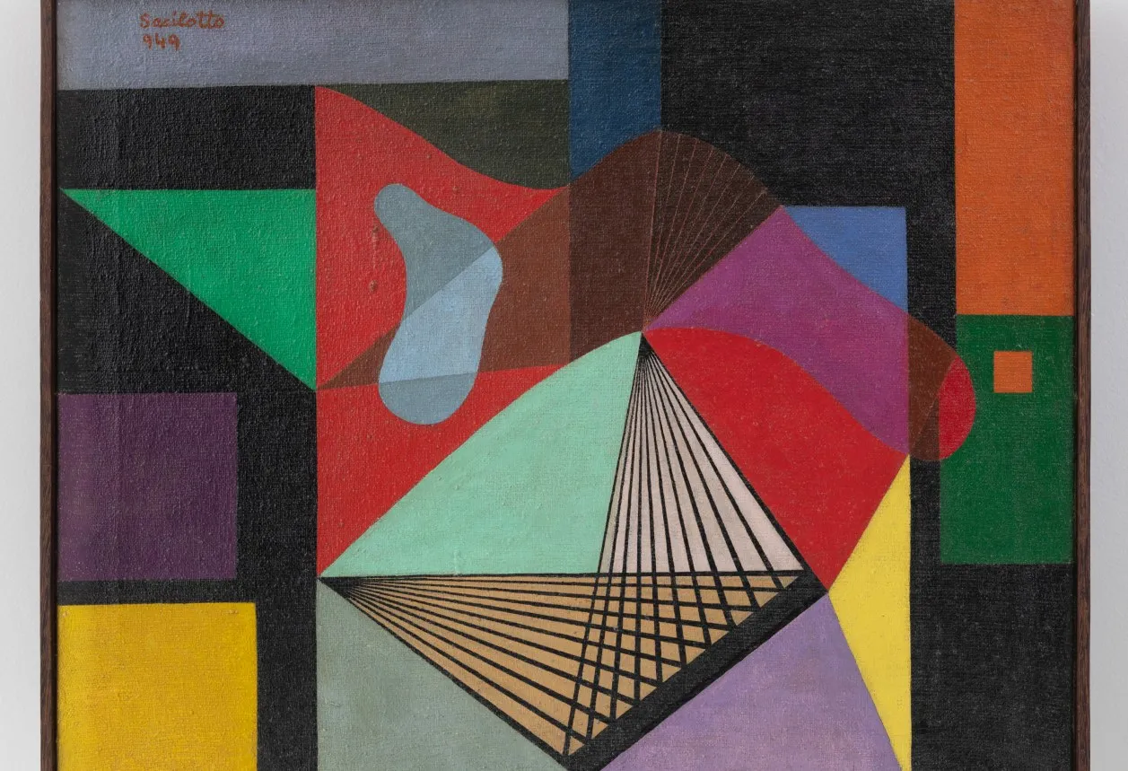 Pintura geométrica com triângulos, arcos e retângulos em vermelho, verde, rosa, amarelo e preto