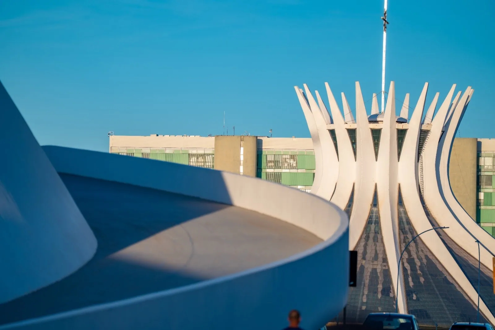 Rampa do Museu Nacional da República com a Catedral de Brasília ao fundo, em imagem de divulgação da série